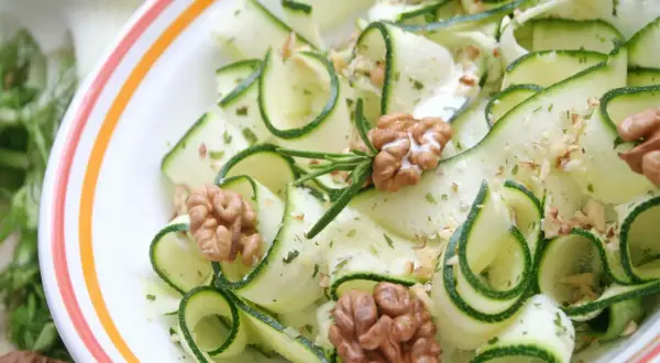 Zucchinisalat mit Walnüssen und Rosmarin, eine köstliche Idee für leichte zucchinisalat rezepte.