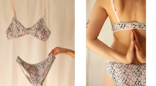 Fair fashion unterwäsche im Schlangenmuster. Ein BH und Slip hängen an Schnüren, eine Hand hält den Slip. Rechts trägt eine Frau das Set.