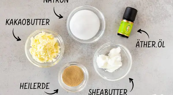 Zutaten für selbstgemachtes Deo: Kakaobutter, Natron, Heilerde, Sheabutter und ätherisches Öl.