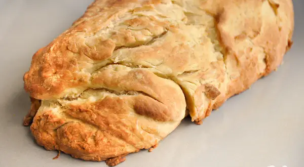 Frisch gebackener Zwieback-Teig, bereit für das zweite Backen. Ein einfaches Zwieback Rezept für zu Hause.