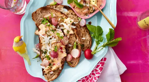 Herzhafte Brotscheiben mit cremiger Füllung, Radieschen und Kräutern. Ein tolles Beispiel für Meerrettich Rezepte, das Appetit macht.