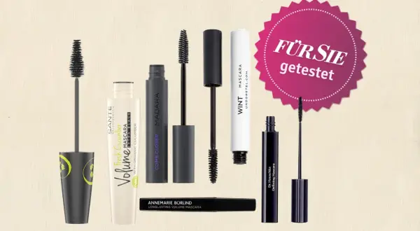 Vielfalt an Mascara-Produkten, darunter Naturkosmetik von Sante und Annemarie Börlind. "Für Sie getestet" steht auf einem pinken Siegel.