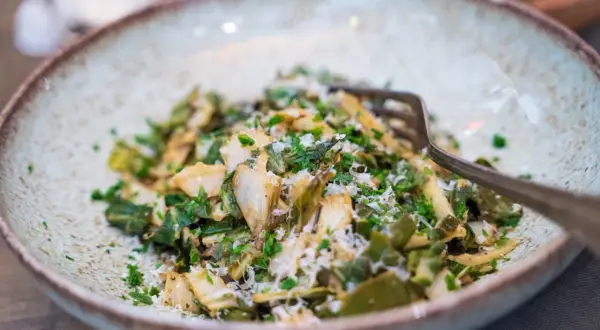 Leckerer Mangold verarbeiten: Gebratenes Gemüse mit Kräutern und Parmesan in einer Schüssel, bereit zum Genießen.