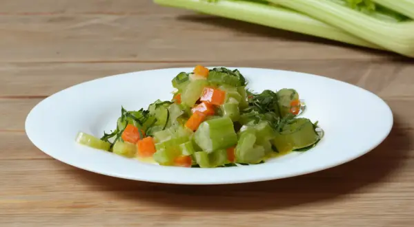 Gedünsteter Staudensellerie mit Karotten und Kräutern auf einem Teller, inspiriert von Staudensellerie Rezepten.