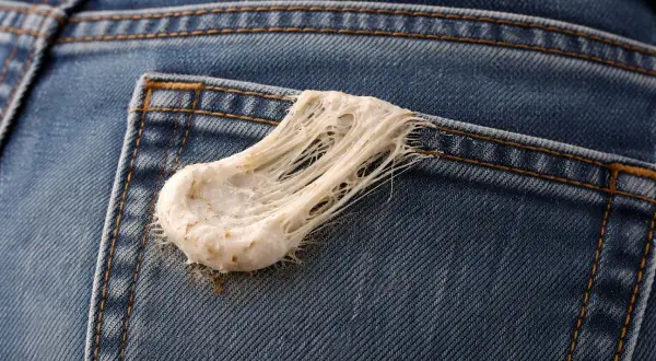 Kaugummi aus Klamotten entfernen: Ein klebriger Albtraum auf Jeans.