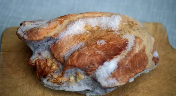 Gefrierbrand zeigt sich als trockene, graue oder weißliche Stellen auf dem Fleisch, die durch den Verlust von Feuchtigkeit entstehen.