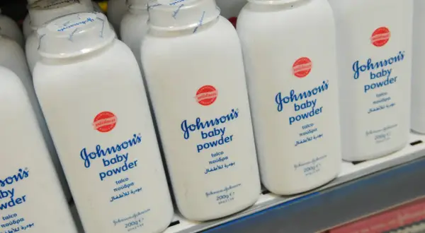 Reihe von Johnson's Babypuder-Flaschen. Ein Geheimtipp: Babypuder als Trockenshampoo für voluminöses Haar.