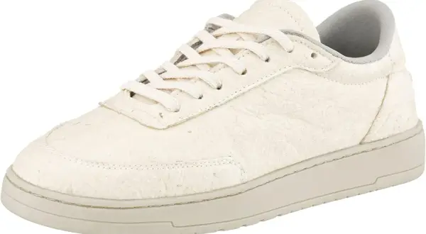 Ein beiger Sneaker aus innovativem Ananasleder mit Schnürung und grauer Innensohle. Nachhaltig und stylisch.