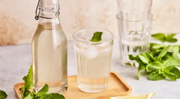 Erfrischendes Getränk mit selbstgemachtem Pfefferminzsirup, Eis, Minze und Zitrone. Perfekt zum pfefferminzsirup selber machen.