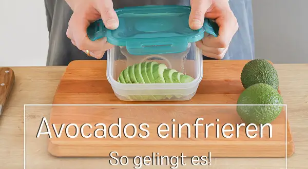 Avocados einfrieren: Scheiben in einem Behälter für später vorbereiten. So gelingt es!