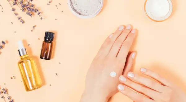 Zutaten für handcreme selber machen: Lavendel, Öle, Puder und eine fertige Creme.