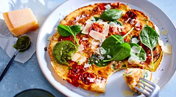 Leichte Mahlzeit bei Hitze: Herzhafte Frittata mit Spinat, Tomaten, Pesto und Parmesan.