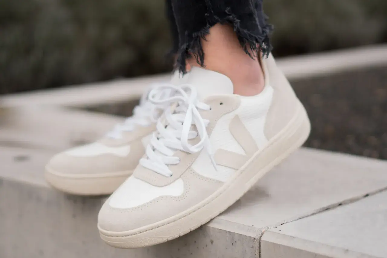 Stilvolle, nachhaltige Sneaker von Veja in Creme und Weiß, perfekt für den lässigen Look.