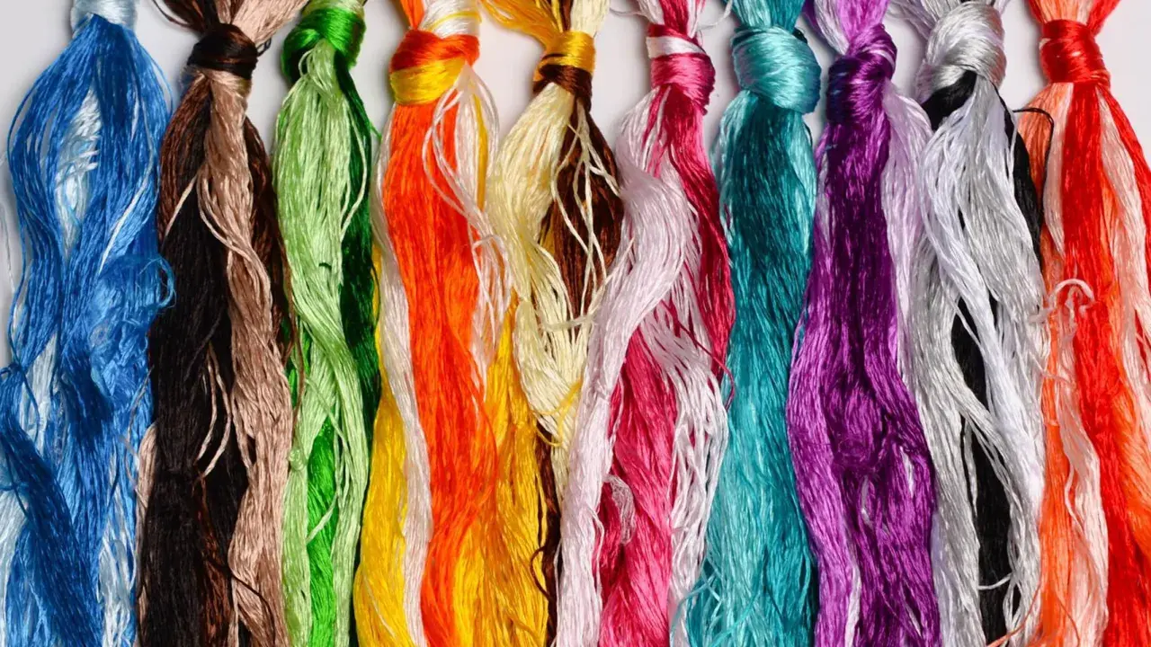 Bunte Fäden aus Maulbeerseide, die für tierfreundliche Stickereien verwendet werden.