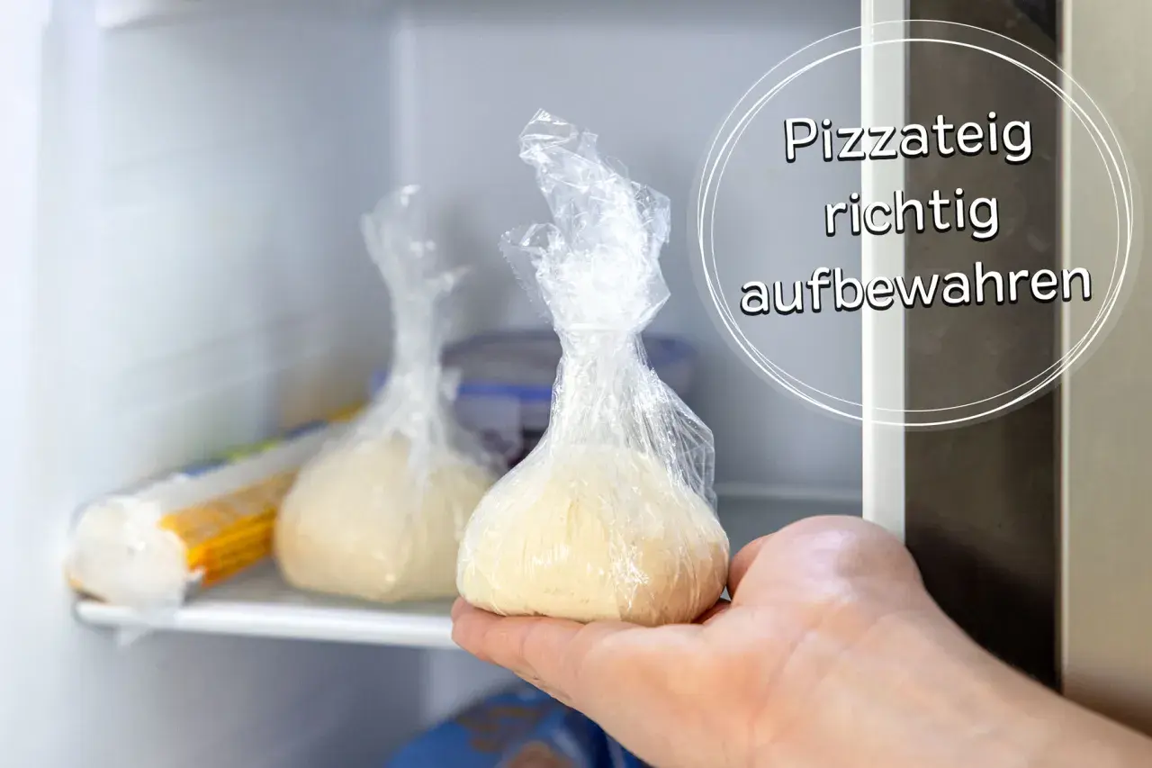 Zwei Portionen Pizzateig in Frischhaltefolie verpackt, bereit für die richtige Aufbewahrung im Kühlschrank.