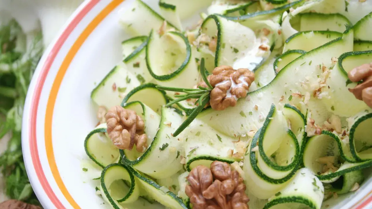 Zucchinisalat mit Walnüssen und Rosmarin, eine köstliche Idee für leichte zucchinisalat rezepte.