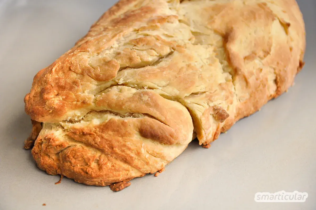 Frisch gebackener Zwieback-Teig, bereit für das zweite Backen. Ein einfaches Zwieback Rezept für zu Hause.