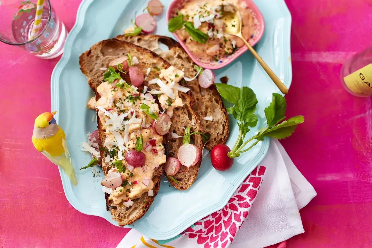 Herzhafte Brotscheiben mit cremiger Füllung, Radieschen und Kräutern. Ein tolles Beispiel für Meerrettich Rezepte, das Appetit macht.