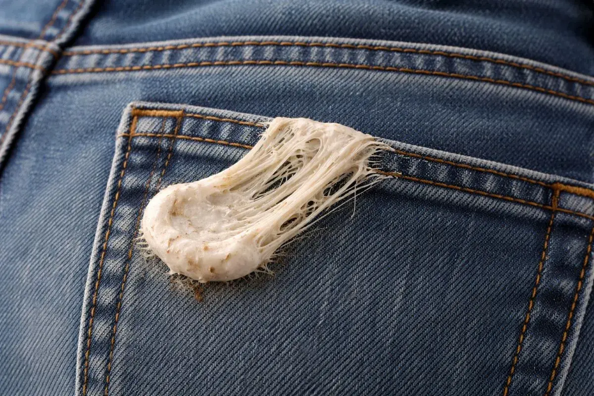 Kaugummi aus Klamotten entfernen: Ein klebriger Albtraum auf Jeans.