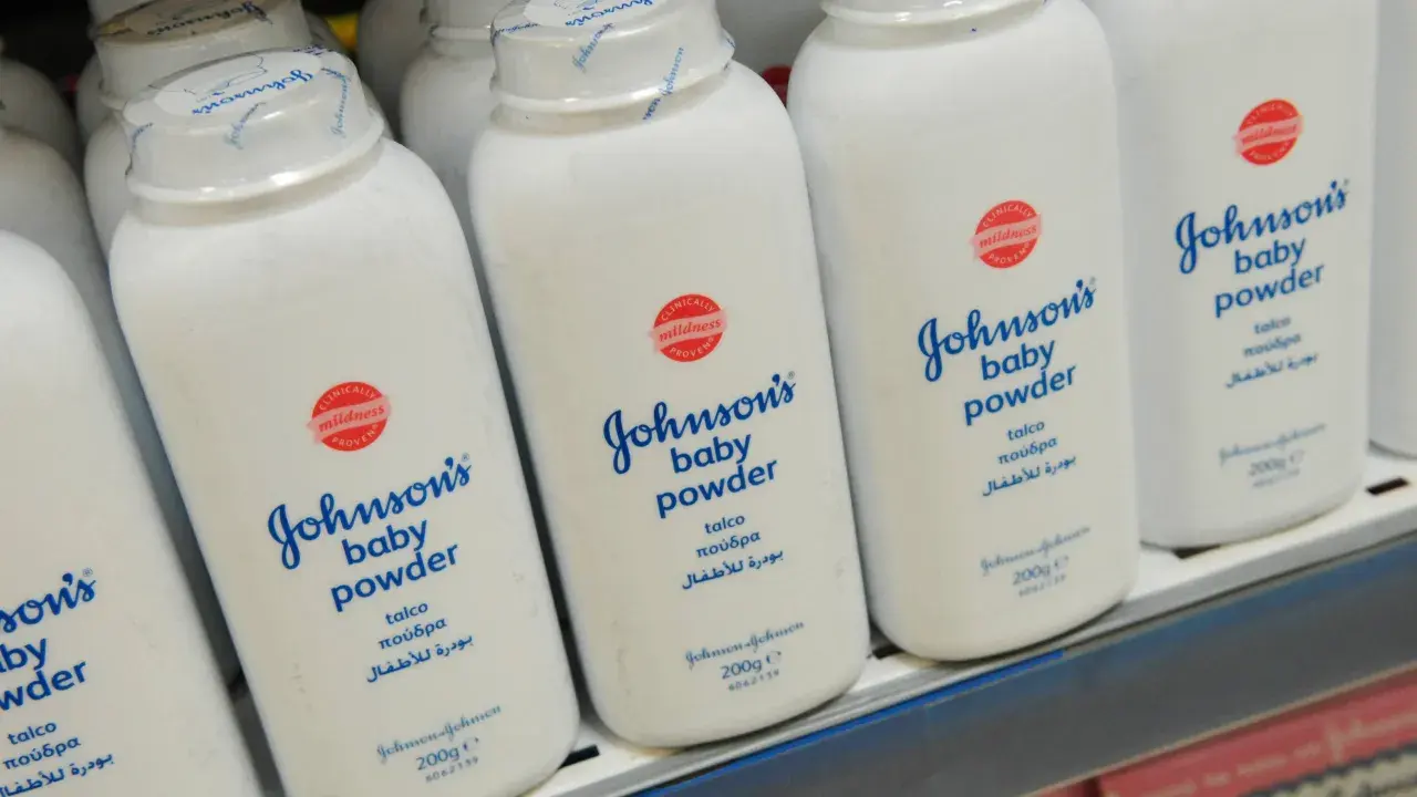 Reihe von Johnson's Babypuder-Flaschen. Ein Geheimtipp: Babypuder als Trockenshampoo für voluminöses Haar.