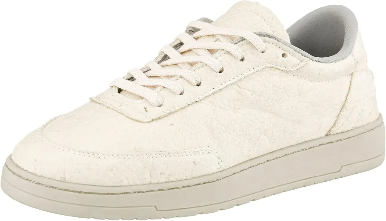 Ein beiger Sneaker aus innovativem Ananasleder mit Schnürung und grauer Innensohle. Nachhaltig und stylisch.