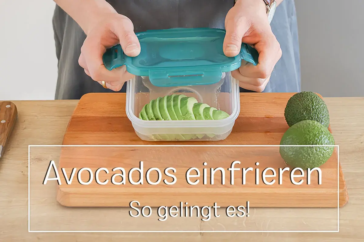 Avocados einfrieren: Scheiben in einem Behälter für später vorbereiten. So gelingt es!