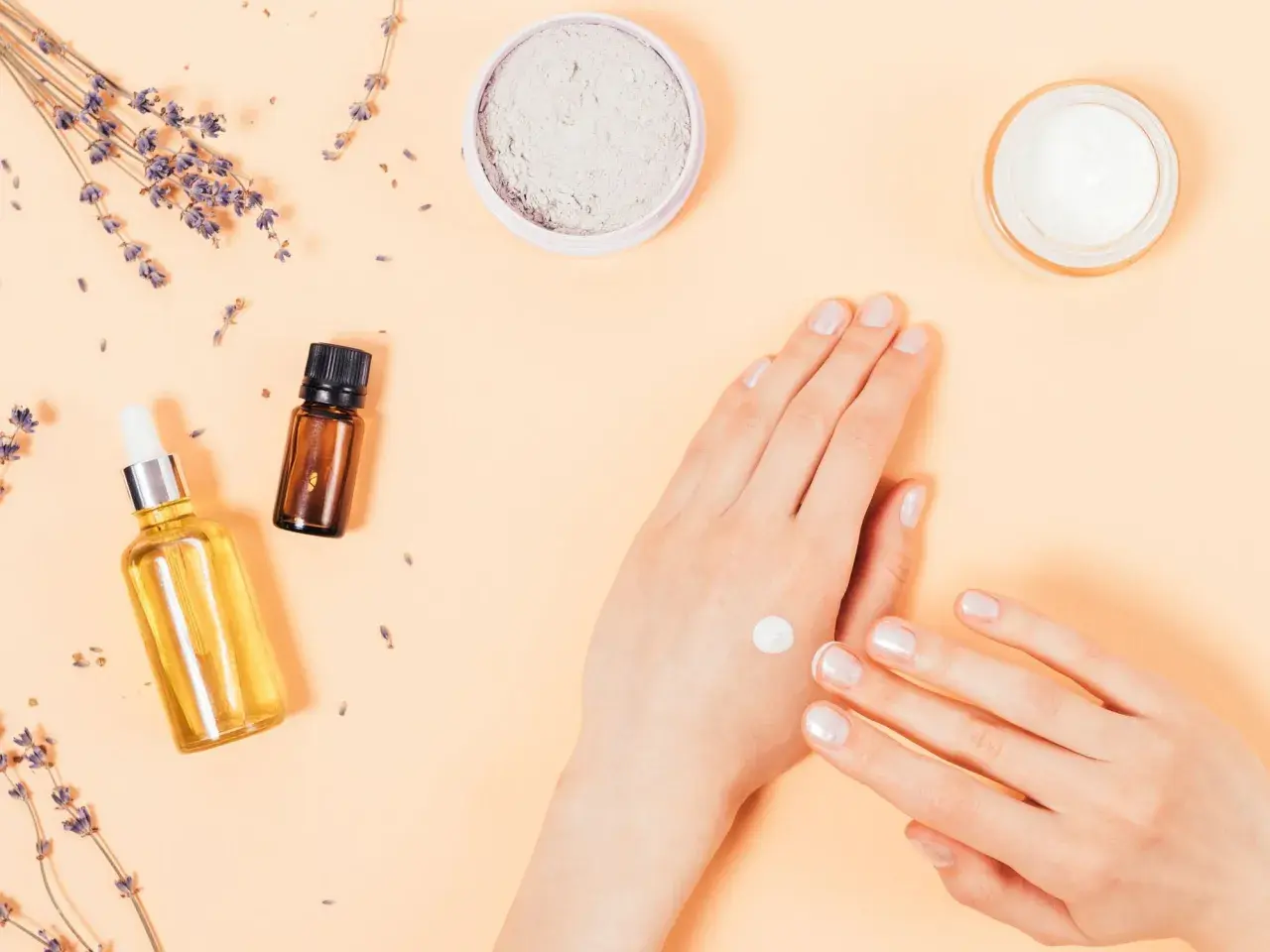 Zutaten für handcreme selber machen: Lavendel, Öle, Puder und eine fertige Creme.