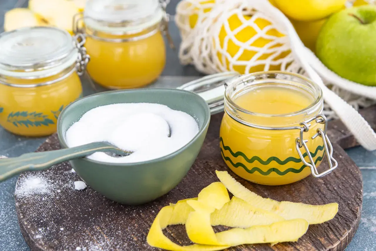 Zutaten für gelierzucker selber machen: Zucker, Zitronenschalen und Äpfel.