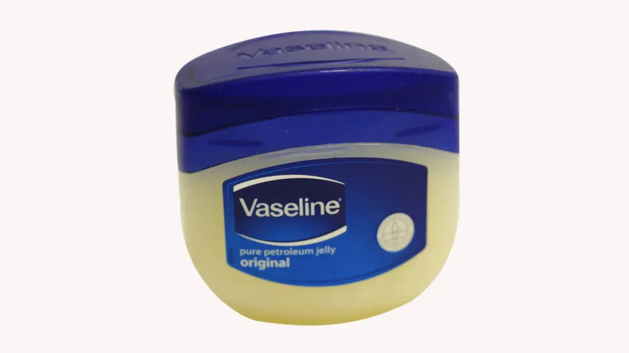 Kleine Dose Vaseline, eine beliebte Alternative zu Vaseline für Hautpflege.