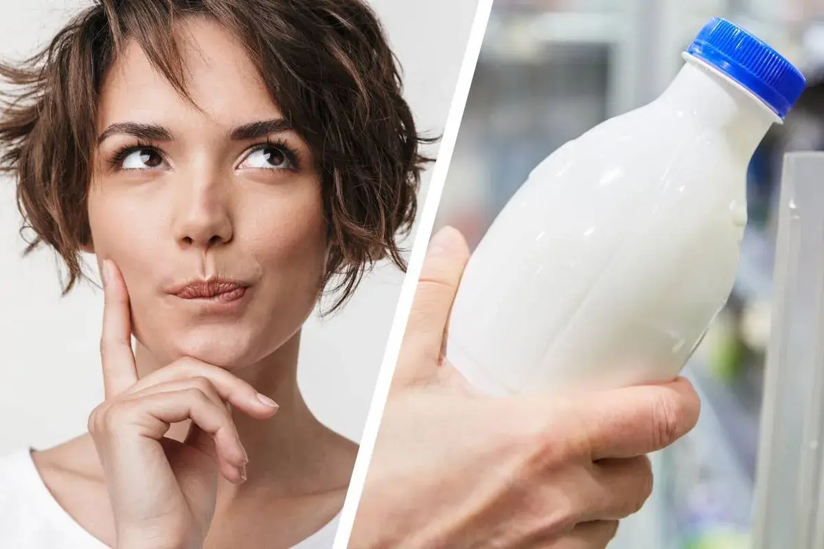 Frau denkt nach, ob kann hafermilch schlecht werden. Eine Hand hält eine Flasche mit weißer Flüssigkeit.