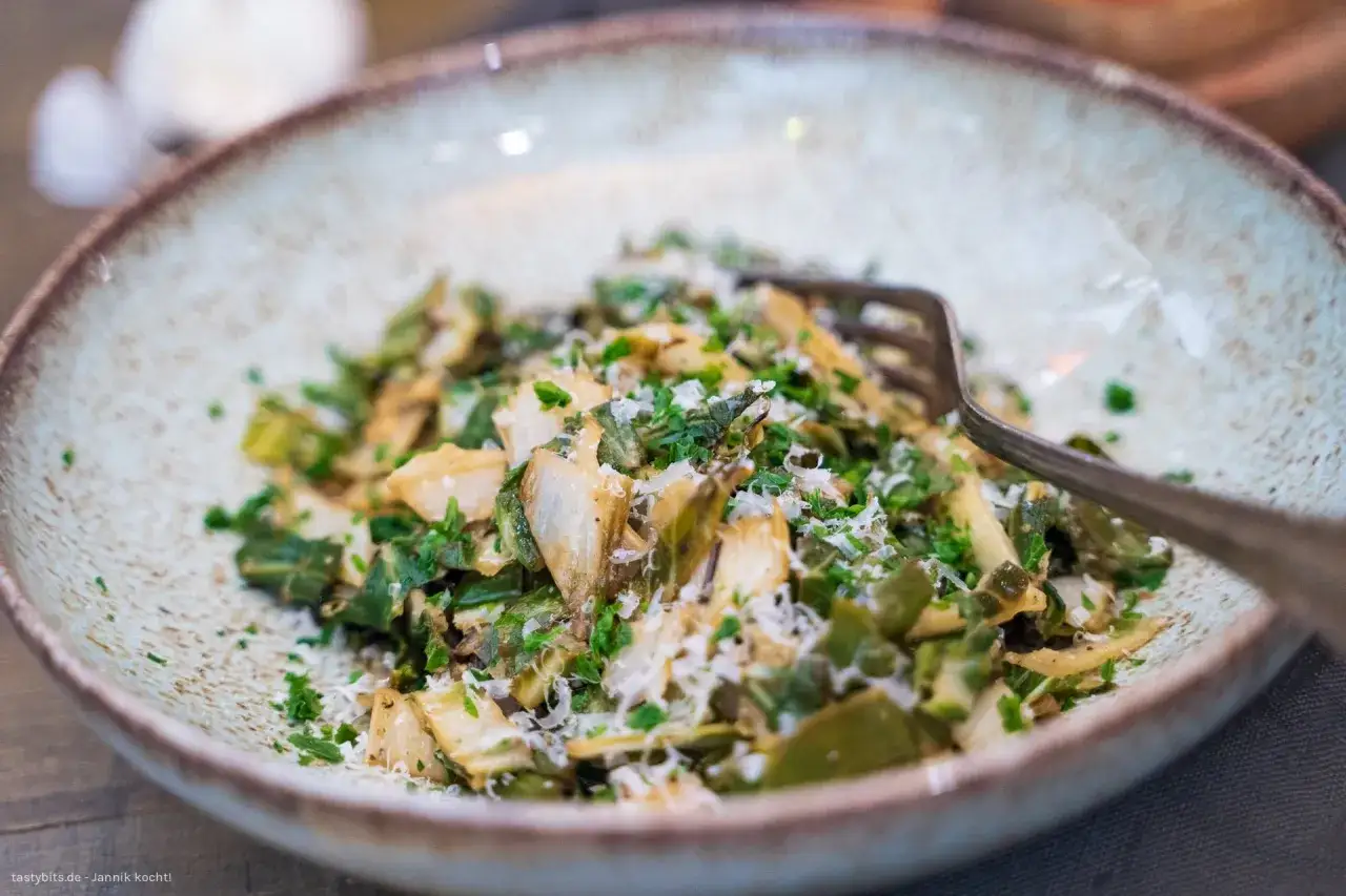 Leckerer Mangold, frisch zubereitet und mit Parmesan bestreut, wartet darauf, gegessen zu werden.