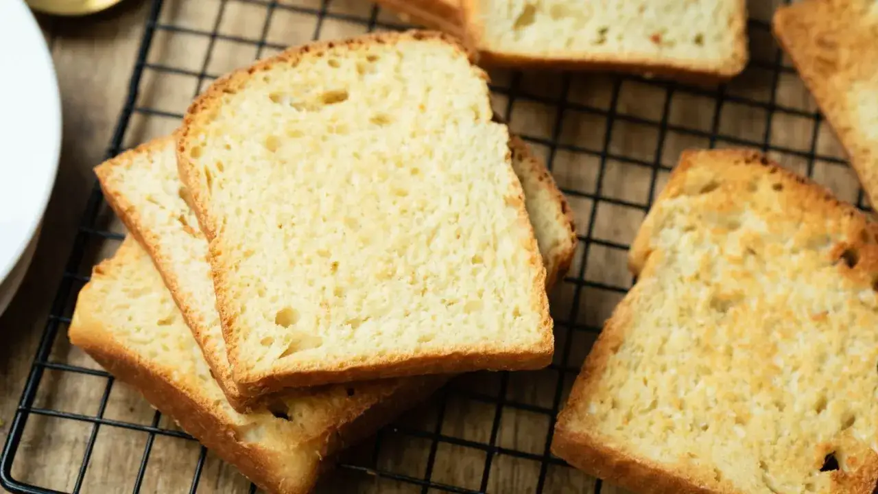 Goldbrauner Zwieback auf einem Gitterrost, perfekt für ein einfaches Zwieback Rezept.