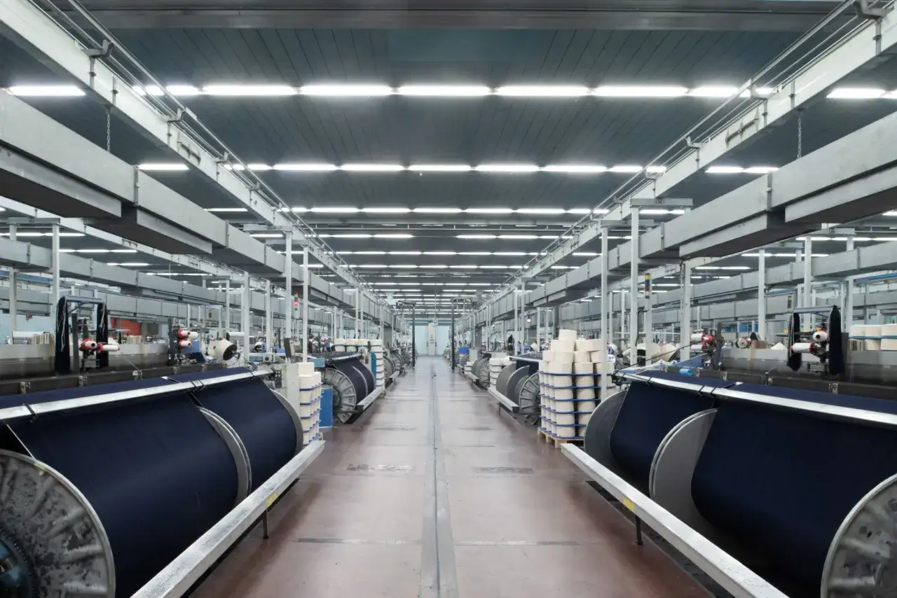 Gro&szlig;e Garnrollen in einer Fabrikhalle, bereit f&uuml;r die Jeans Herstellung.