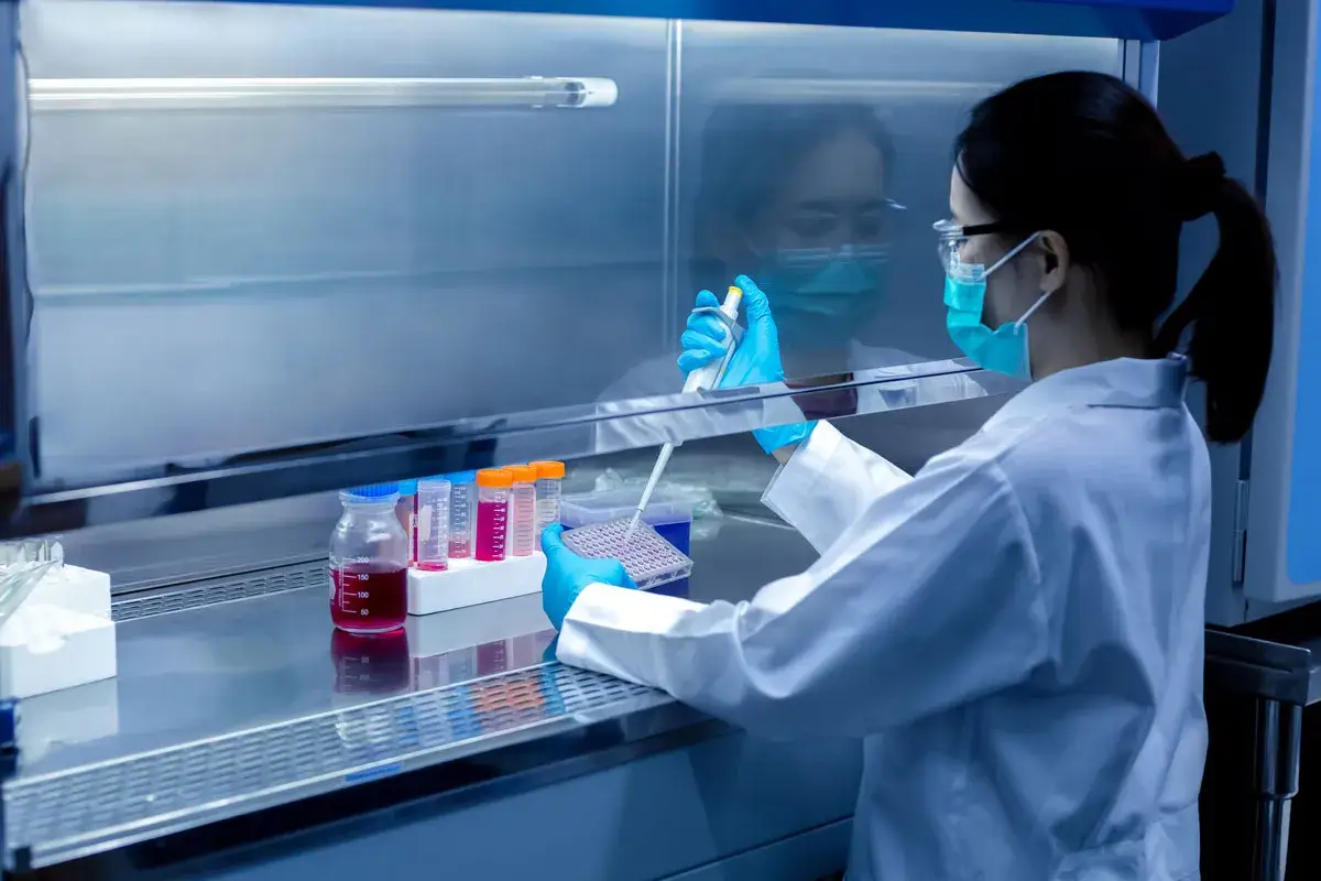 Wissenschaftlerin in Laborhaube arbeitet mit Pipette und Proben. Dies ist ein Beispiel f&uuml;r Forschung, die nicht mit Tierversuchen zu vergleichen ist.