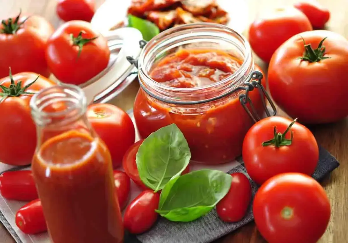 Frische Tomaten und hausgemachter Ketchup ohne Zucker in einem Glas. Ein Genuss f&uuml;r alle, die Wert auf nat&uuml;rliche Zutaten legen.