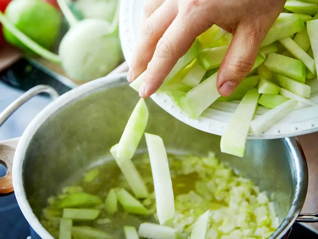 Kohlrabi-Stücke werden in einen Topf mit heißem Öl gegeben. Die Frage