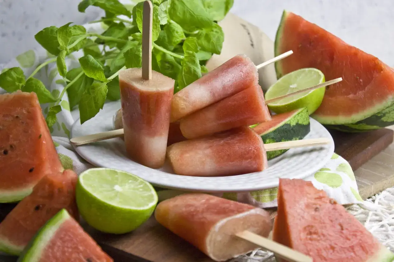 Erfrischende Wassermelonen-Limetten-Eis am Stiel, perfekt für heiße Tage. Tolle eis rezepte für die ganze Familie.