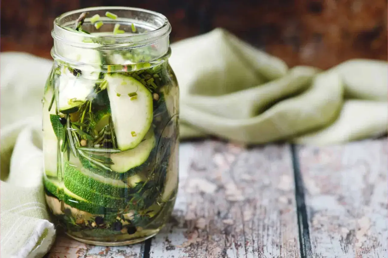 Einmachglas mit Zucchinischeiben, Kr&auml;utern und Gew&uuml;rzen. Perfekt f&uuml;r das Zucchini einwecken.