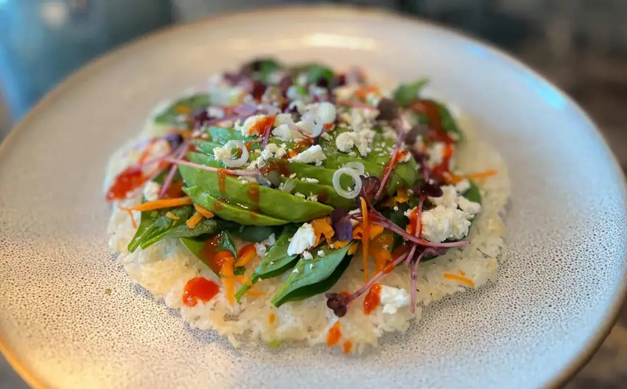 Leckere, selbstgemachte Reiswaffeln mit Avocado, Spinat, Feta und scharfer Sauce. Ein gesunder Snack, der Lust auf mehr macht!