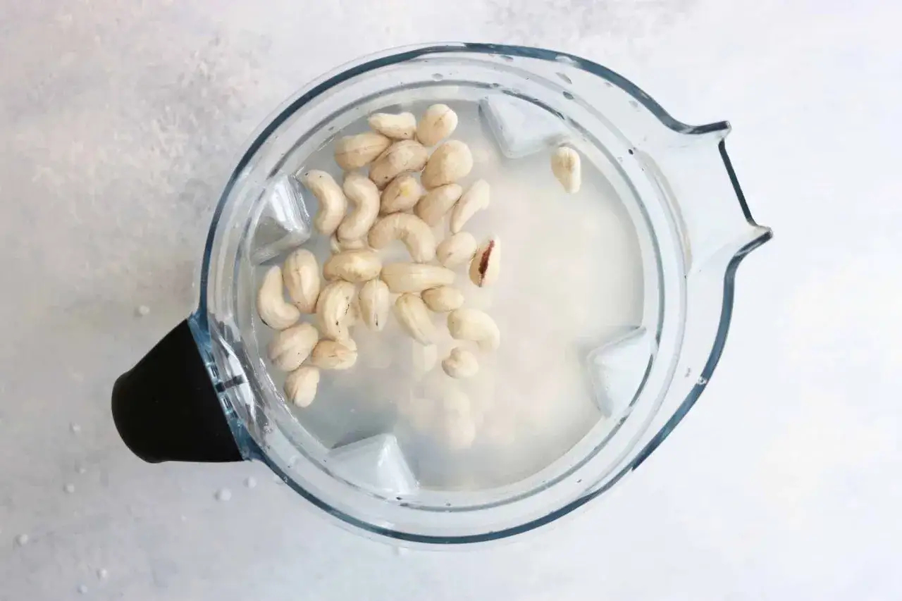 Cashewkerne in Wasser für cashewmilch selber machen im Mixer.