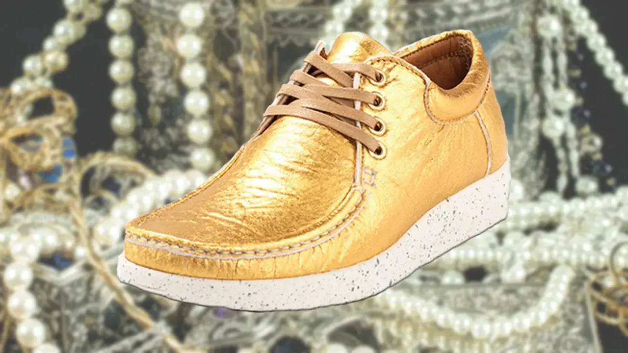 Goldene Ananasleder Schuhe, glänzend und luxuriös, umgeben von Perlen und Schätzen.
