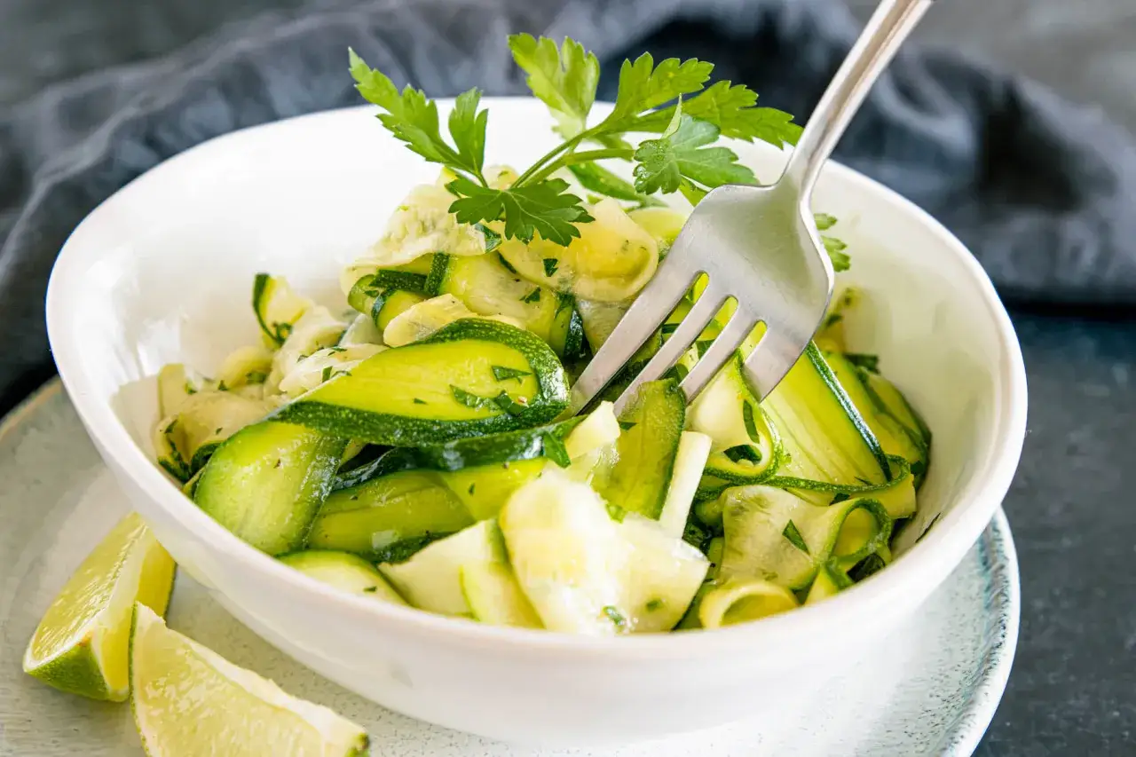 Frischer Zucchinissalat mit Kr&auml;utern und Limette, eine leichte Idee f&uuml;r Zucchinisalat Rezepte.