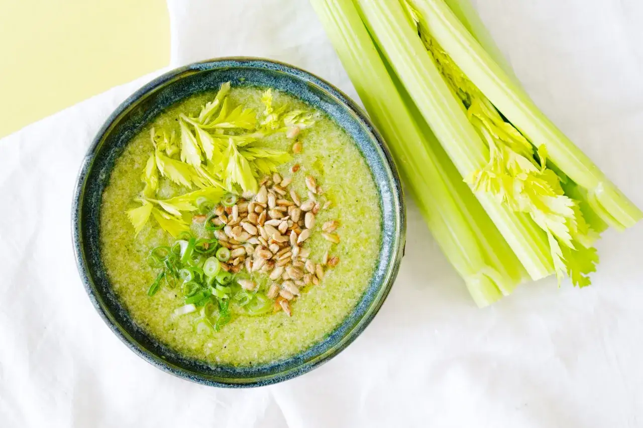 Grüne Suppe mit Sellerie, Frühlingszwiebeln und Sonnenblumenkernen. Perfekt für leichte Staudensellerie Rezepte.