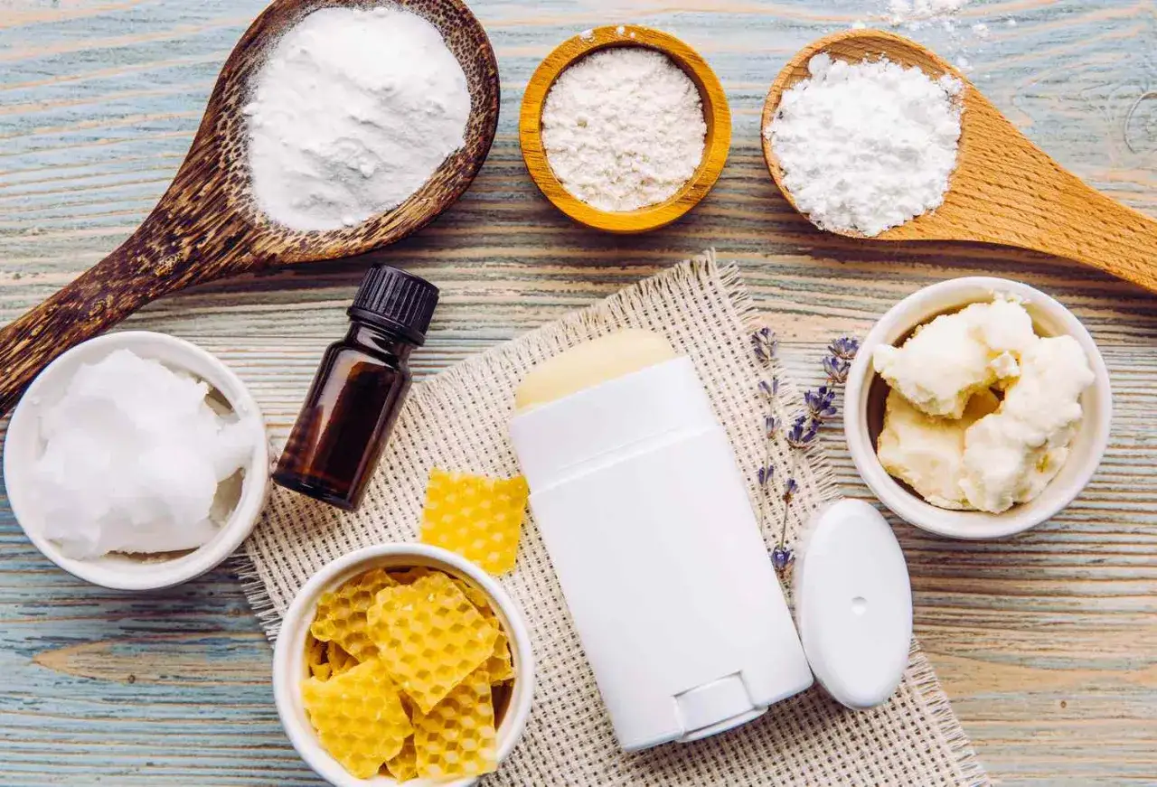 Zutaten für Deo selber machen: Natron, Kokosöl, Sheabutter, Bienenwachs und ätherische Öle.