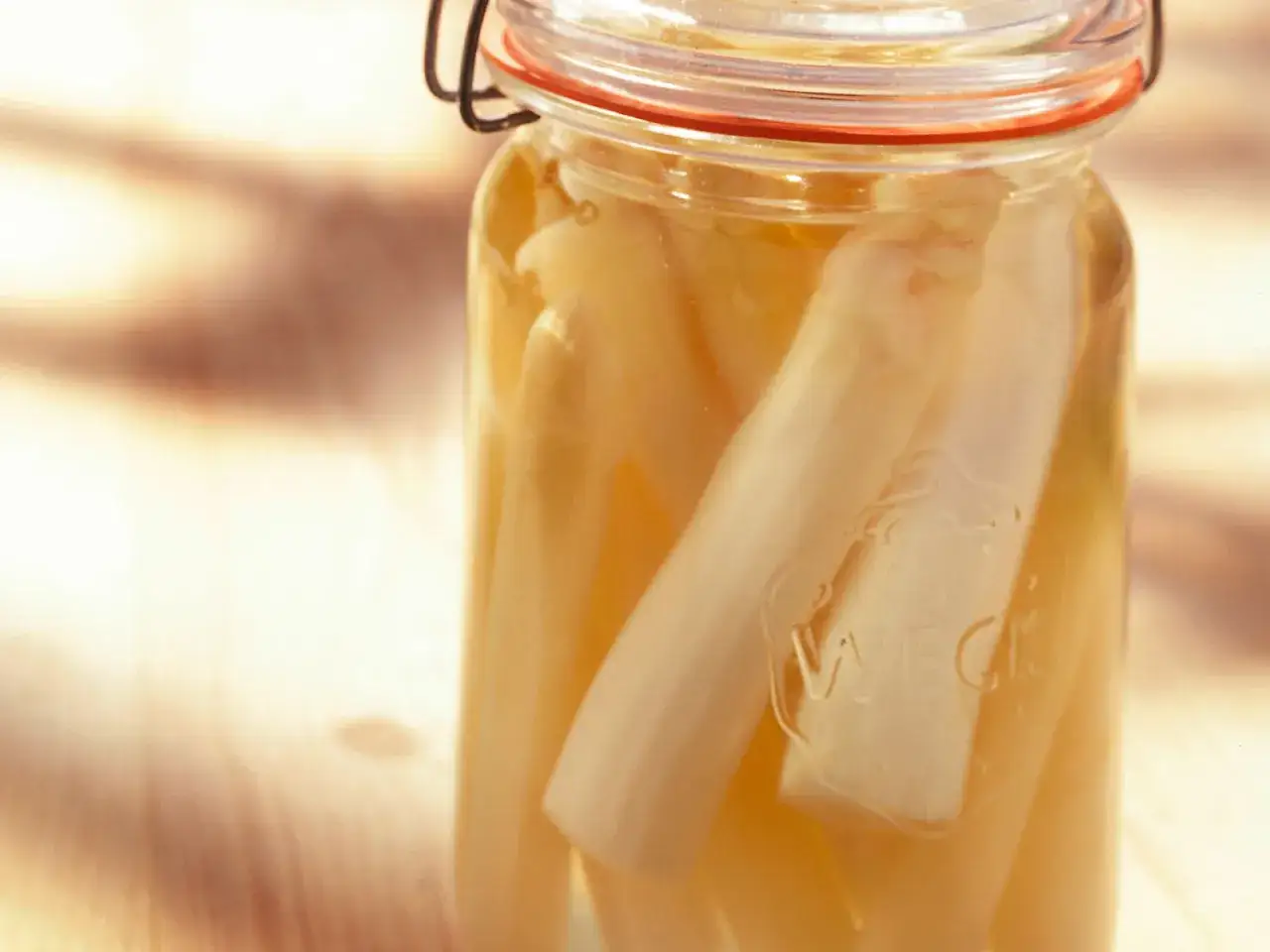 Ein Glas mit eingelegtem Spargel, bereit zum Einkochen. Der Spargel liegt in einer hellen Fl&uuml;ssigkeit.