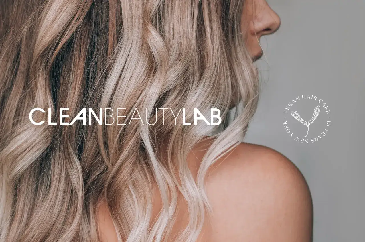 Blondes Haar, das mit veganer Haarfarbe gef&auml;rbt wurde, mit dem Schriftzug 