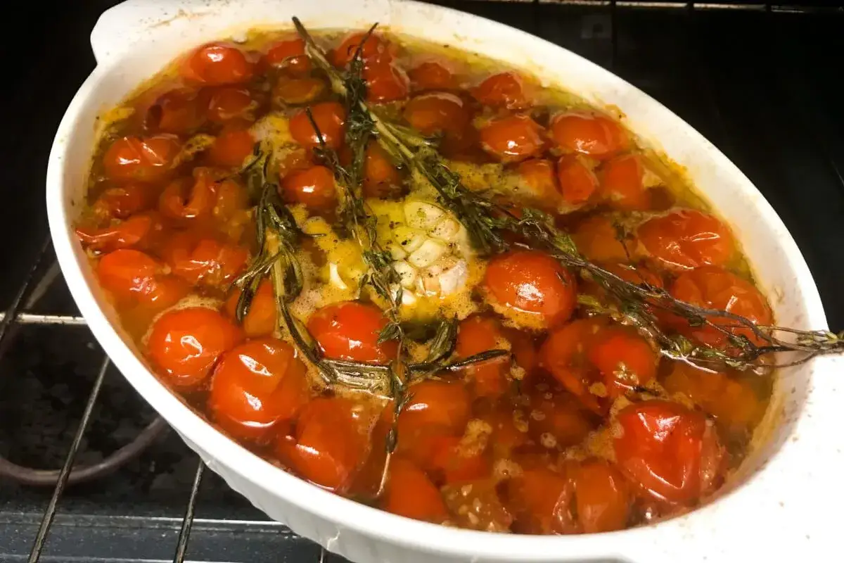 Tomaten grillen in einer Auflaufform mit Knoblauch und Rosmarin. K&ouml;stlich und aromatisch!