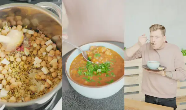 Ein Mann genießt eine dampfende Schüssel Harira Suppe, die mit Kichererbsen und Linsen zubereitet wird.