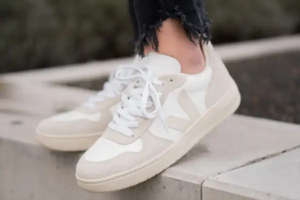 Stilvolle, nachhaltige Sneaker von Veja in Creme und Weiß, perfekt für den lässigen Look.