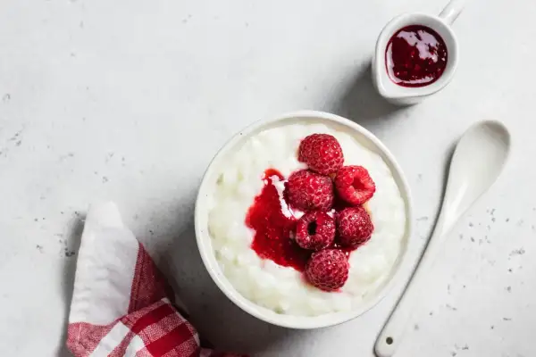 Cremiger Milchreis mit frischen Himbeeren und Himbeersauce. Ein einfaches und leckeres Reispudding Rezept für jeden Tag.
